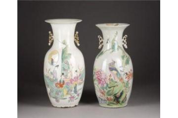 Vier Qianjiangcai-Vasen und eine Blau-Weisse Vase [ SAV26 ]